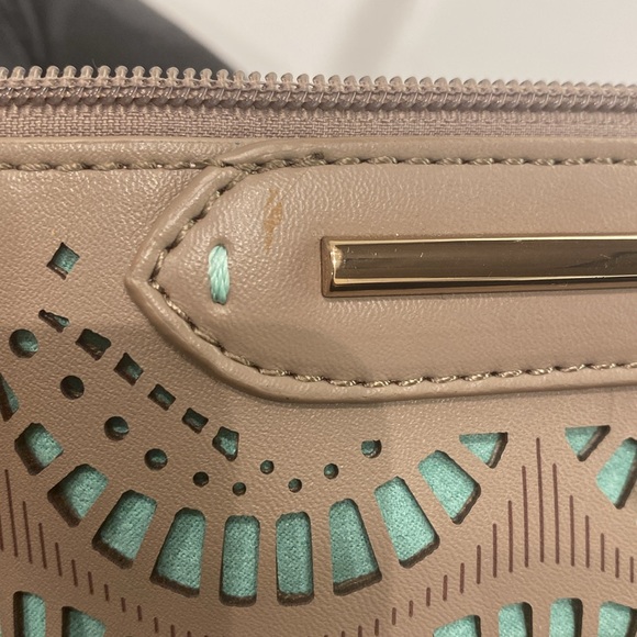 Sisley laser cut beige and mint pouch. - Picture 4 of 8